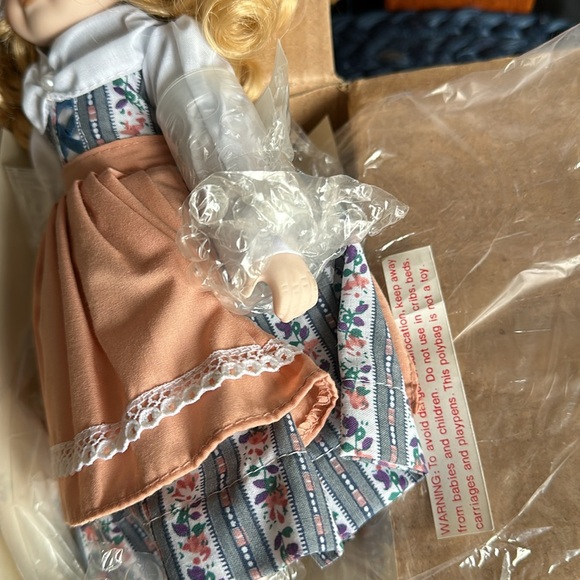 Never Used - Royalton Collection “Kirsi” 10” Porcelain Doll representing Finland - Picture 8 of 12